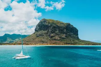 Mauritius Catamaran Cruise – Dolphins, Ile aux Bénitiers