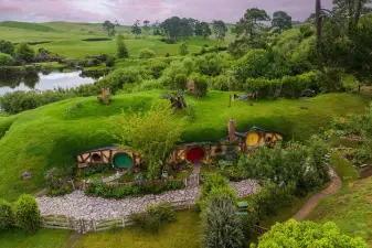 Hobbiton & Waitomo Caves Guided Day Trip from Auckland – Lunch Included