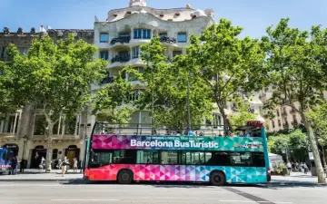 Hop-On Hop-Off Sightseeing Bus Tour in Barcelona