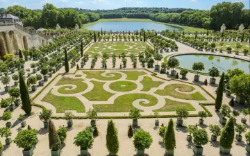 Versailles Palace Guided Tour with Priority Access
