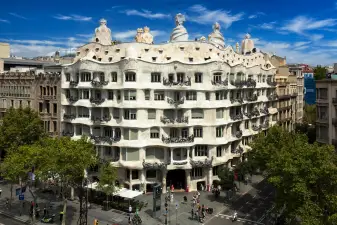 La Pedrera-Casa Mila Ticket (Barcelona): Audio Guide or Live Guided Tour Options