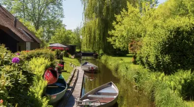 Giethoorn Day Tour from Amsterdam with Traditional Boat Cruise