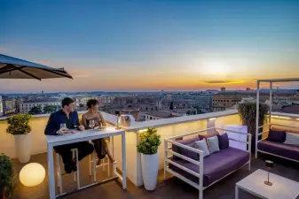 THE INDEPENDENT HOTEL